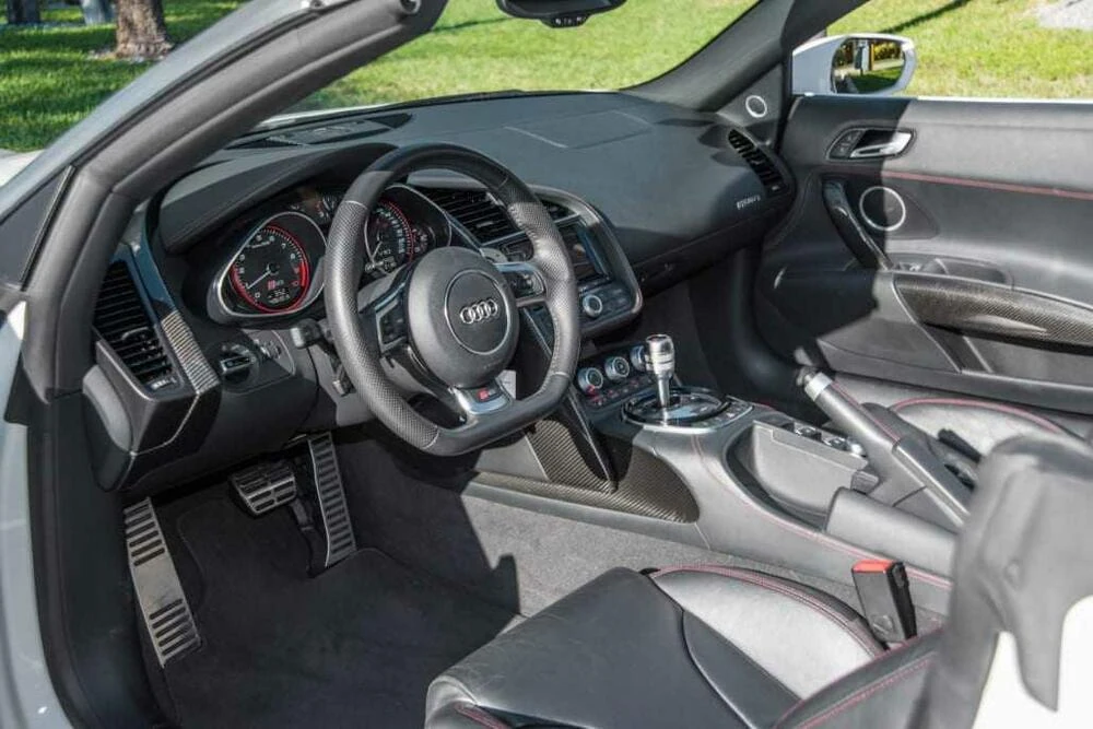 Audi R8 V10 Spyder gallery view 3