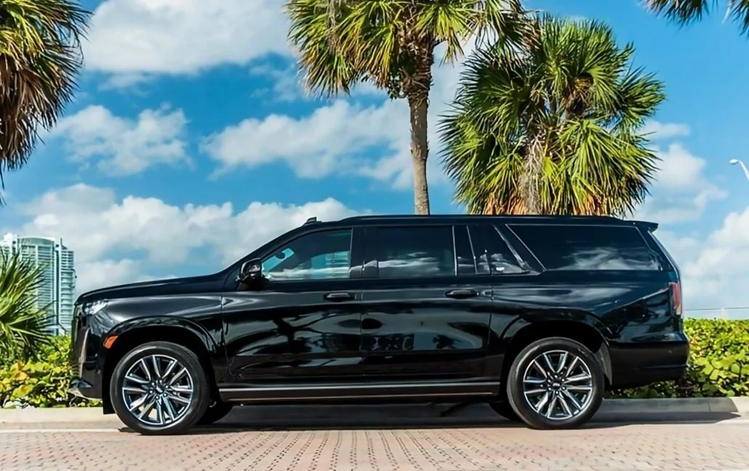 Cadillac Escalade ESV · 4