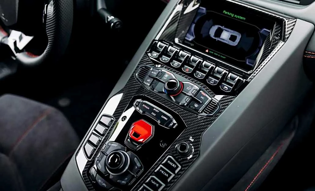 Lamborghini Aventador Roadster · 3