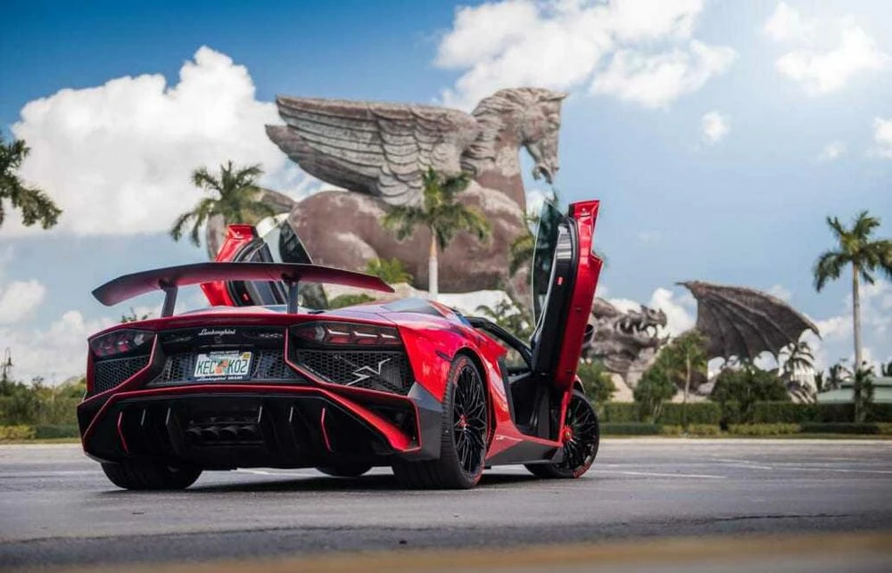 Lamborghini Aventador SV Roadster gallery view 3