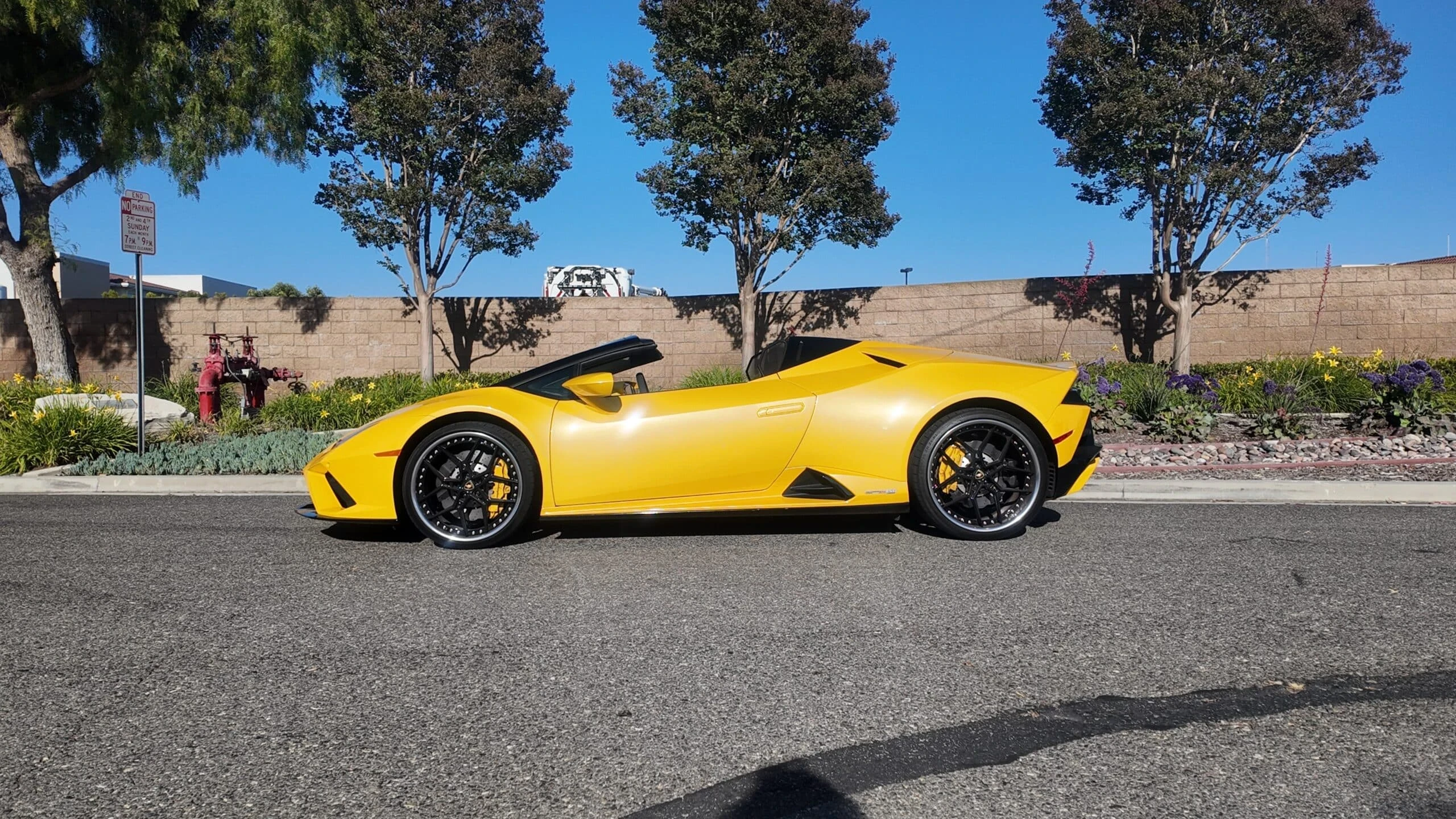Lamborghini Huracán EVO Spyder gallery view 3
