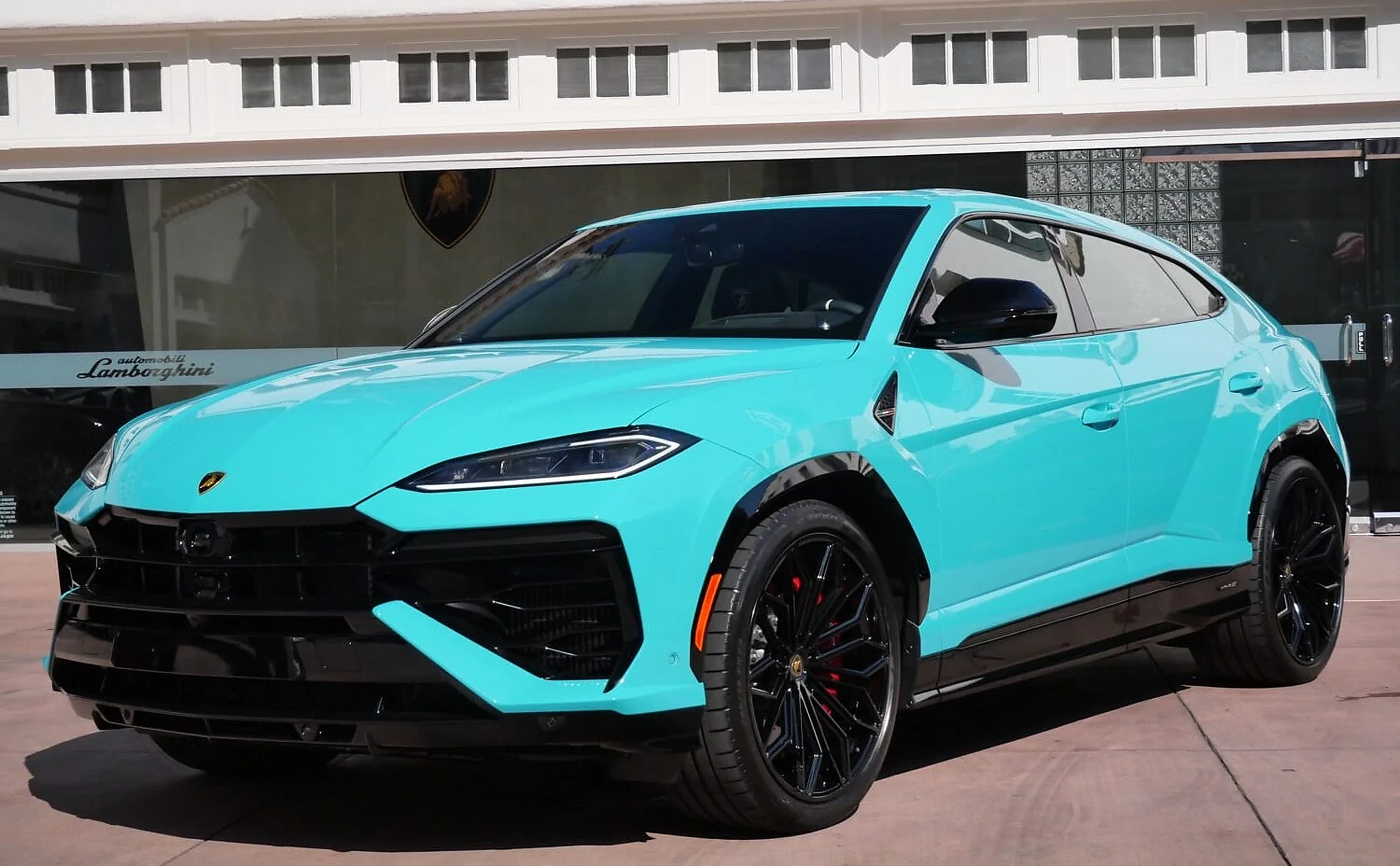 Lamborghini Urus SE exterior view