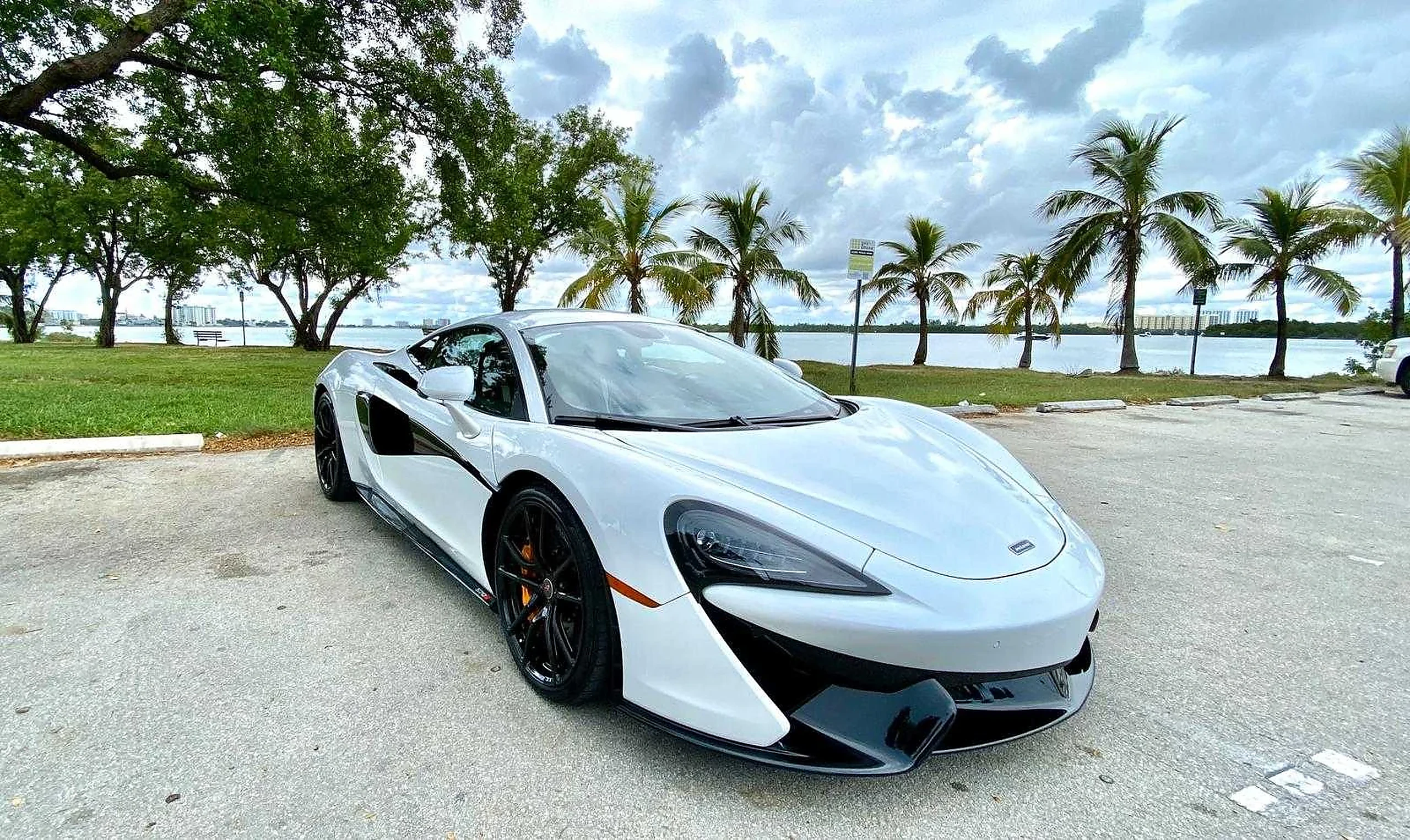 McLaren 570S gallery view 2