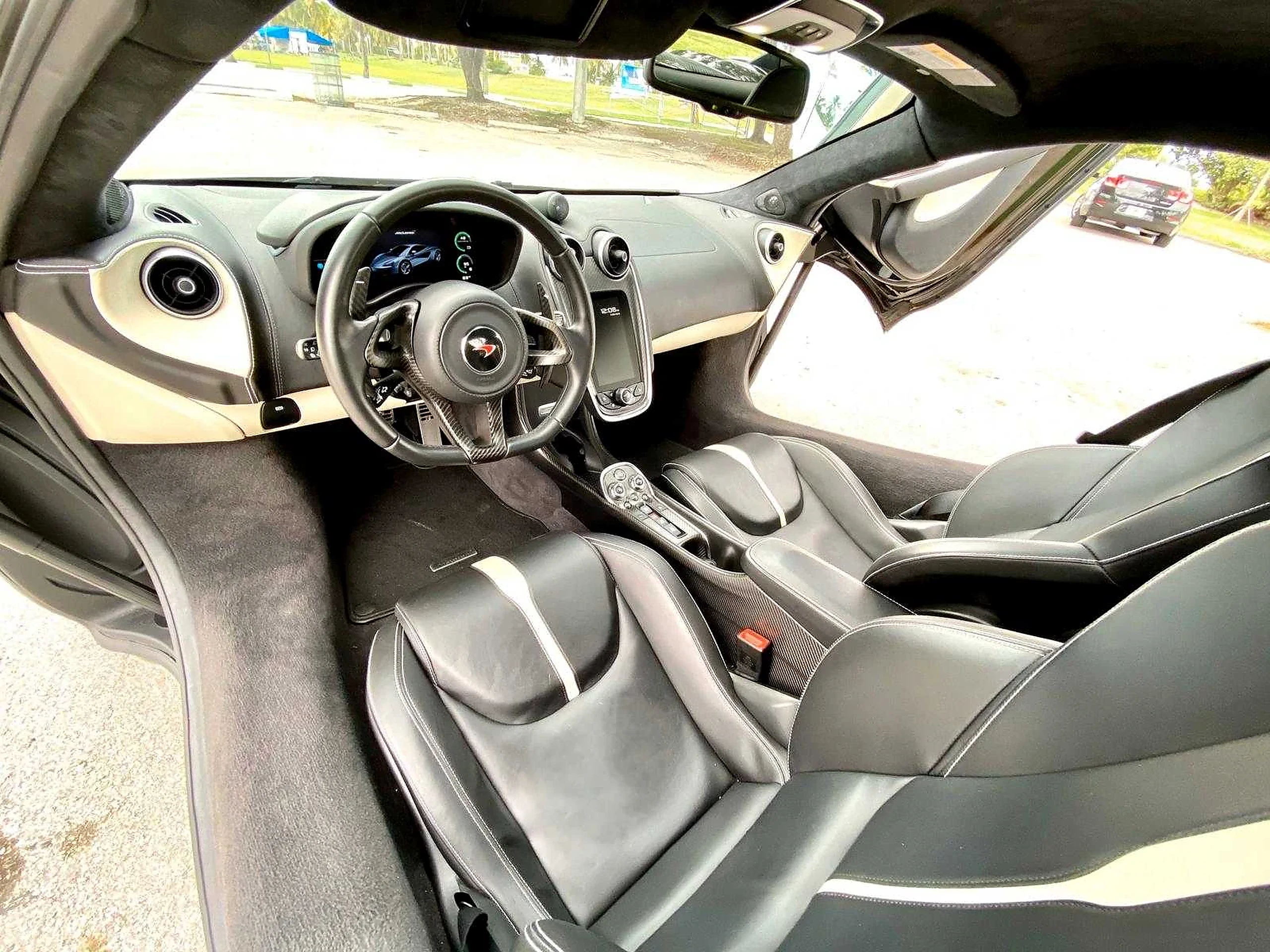 McLaren 570S gallery view 3