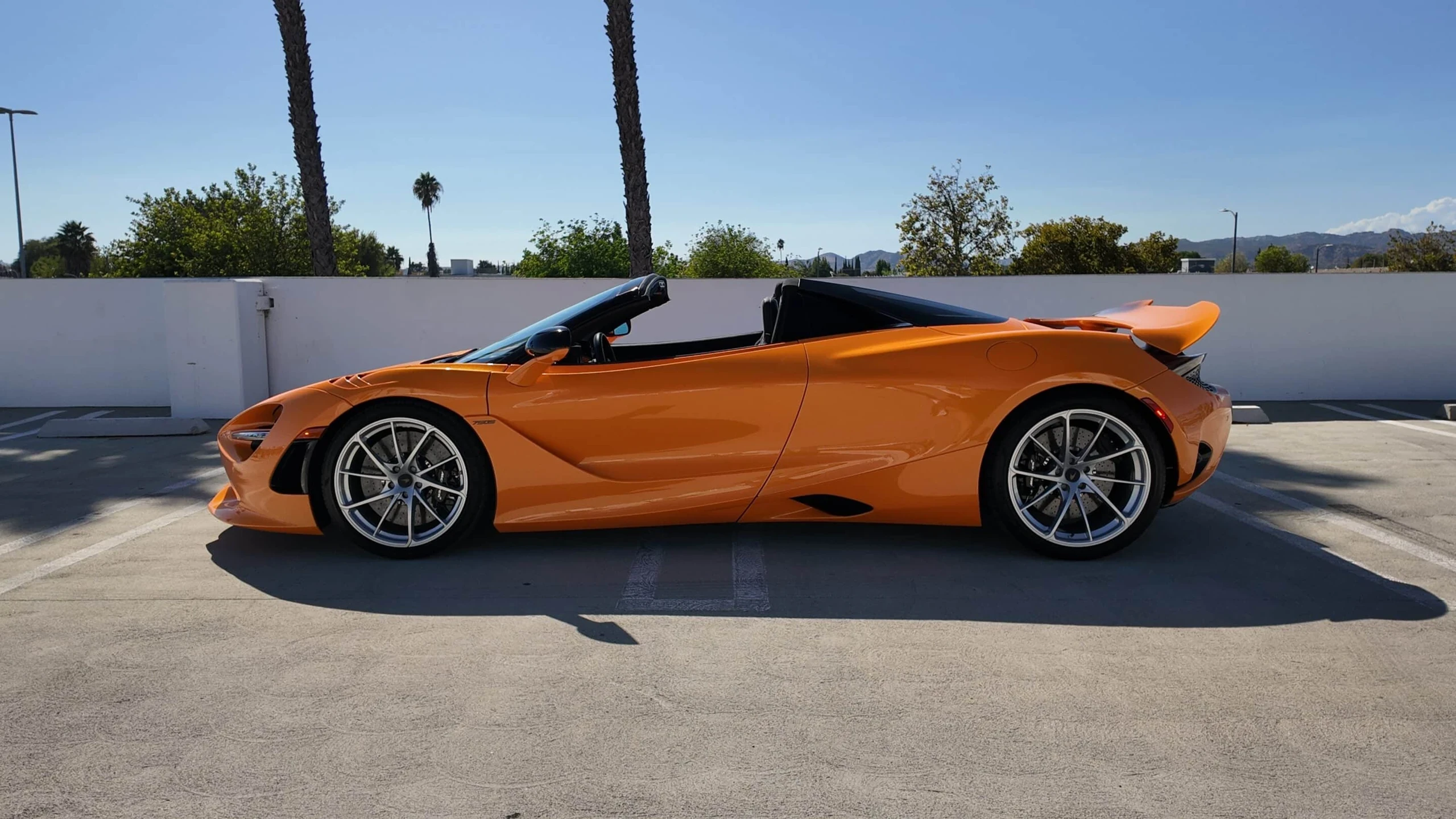 McLaren 750S Spider gallery view 3